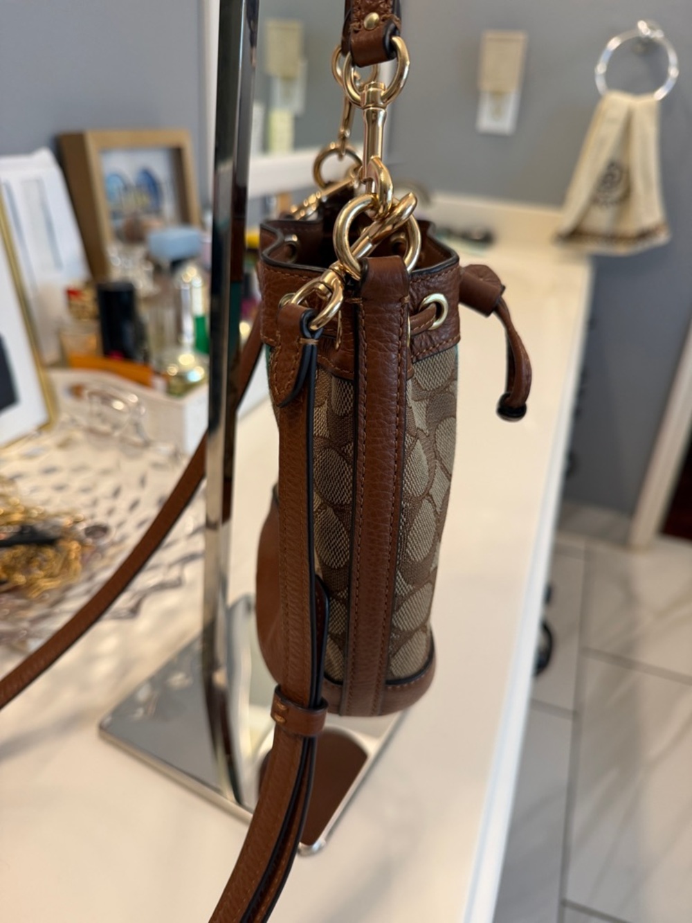 Coach Signature Rainbow Stripe
Bucket Bag | Jacquard Canvas & Leather - Picture 4 of 11